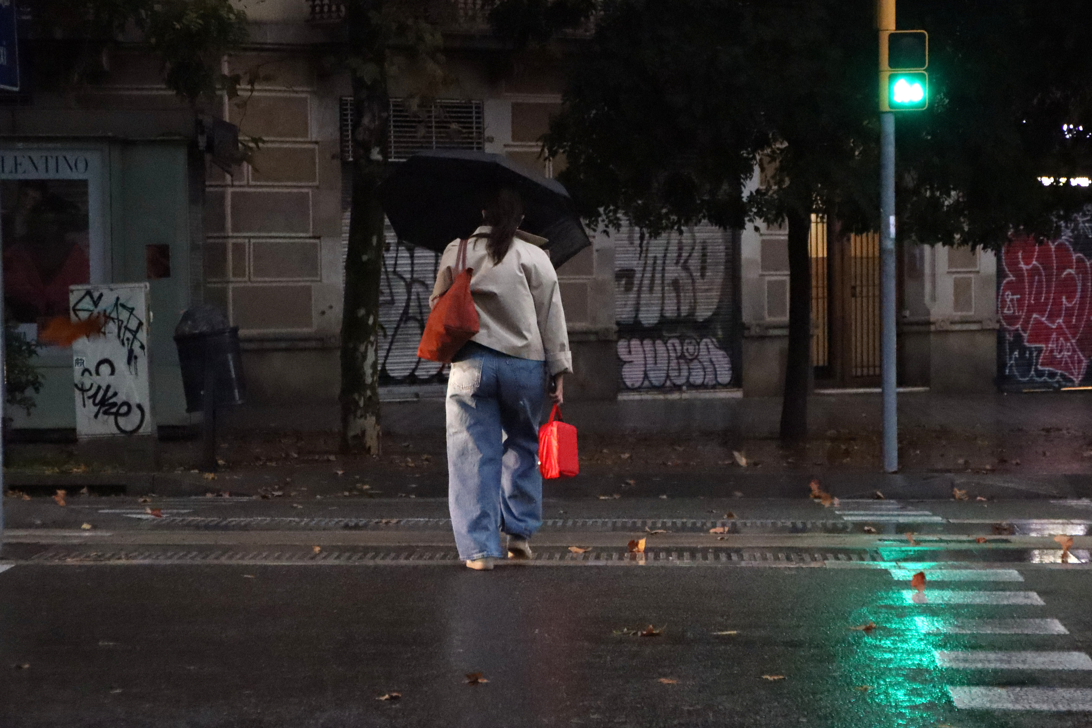 Una noia amb paraigües crea Passeig Sant Joan a Barcelona