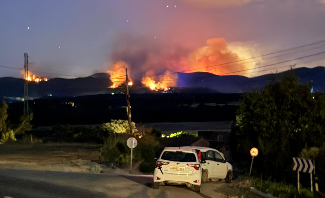 Fire in the Gavarres massif seen from Cruïlles