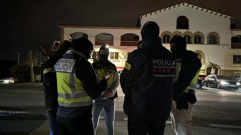 Catalan Mossos d'Esquadra police and National Police engage in raids in Castellbisbal