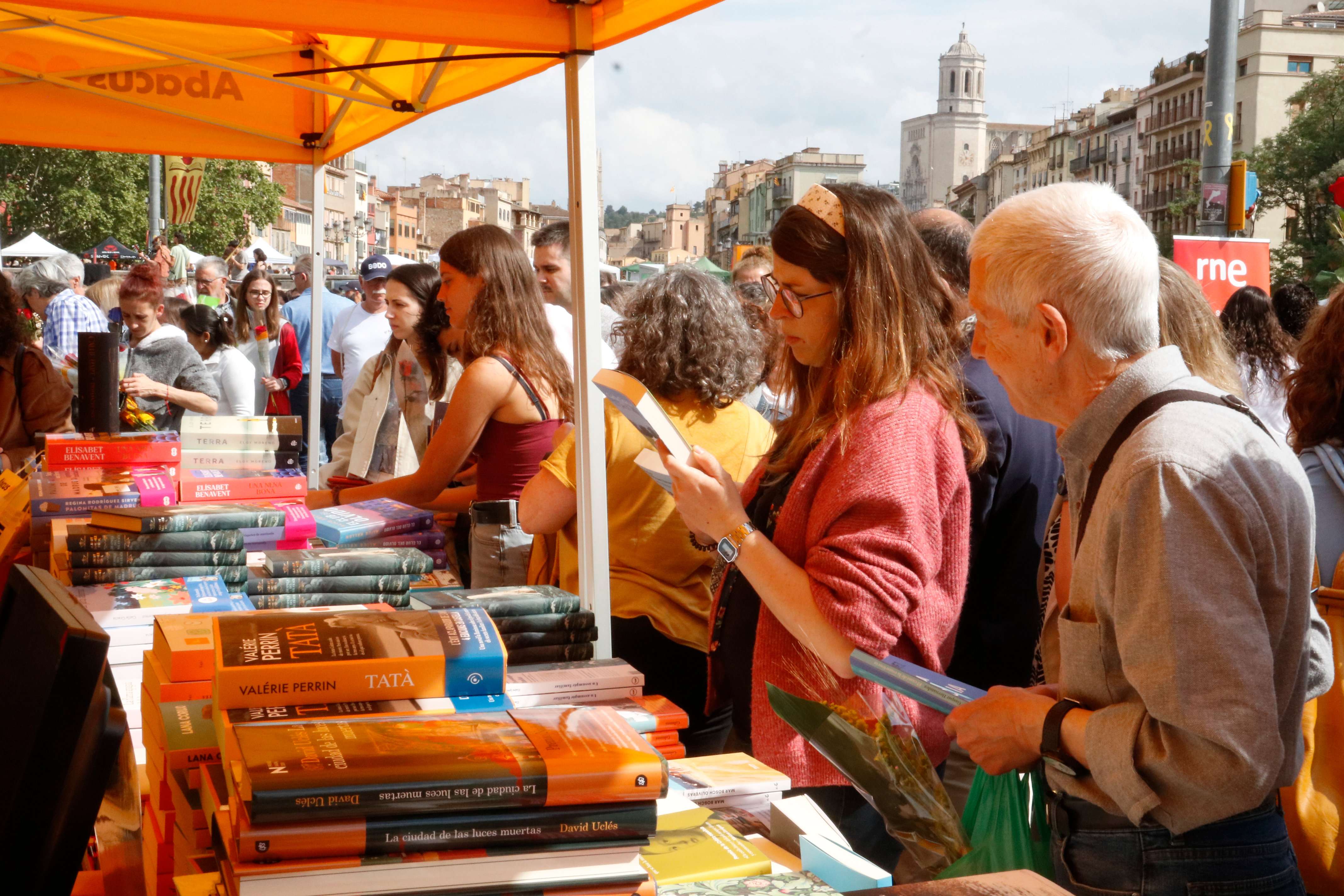 People browsing books for Sant Jordi in Girona