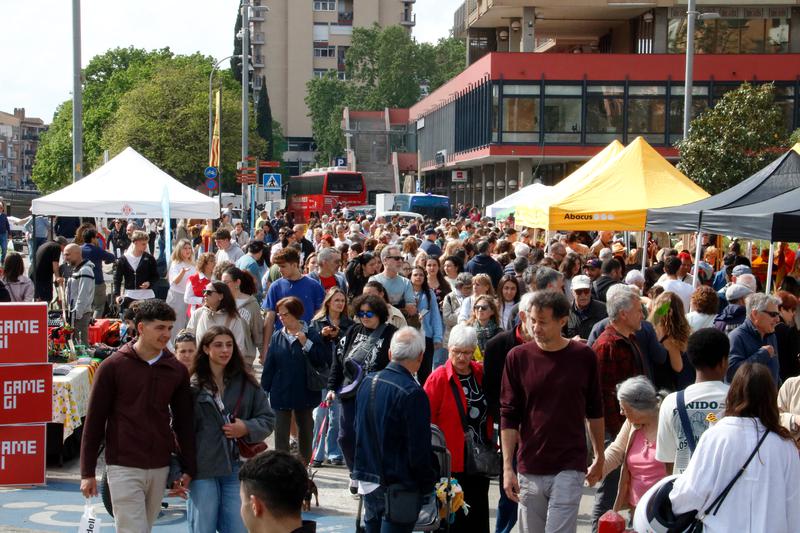 Girona s'omple de roses i llibres en un Sant Jordi que estrena l'avinguda Sant Francesc per a les parades
