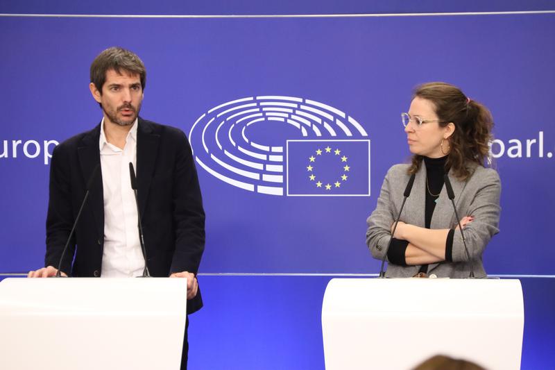 En Comú Podem MEP Ernest Urtasu speaking beside Barcelona councilor for urbanism Janet Sanz during a press conference in the European Parliament on December 1, 2022