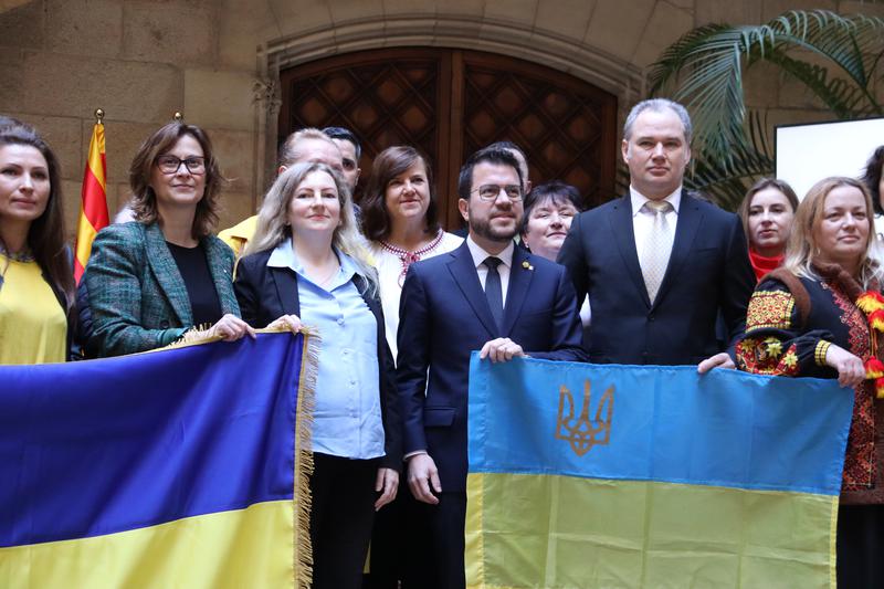 Catalan president Pere Aragonès, Ukraine's consul general Artem Vorobyov and other dignitaries at the Palau de la Generalitat 