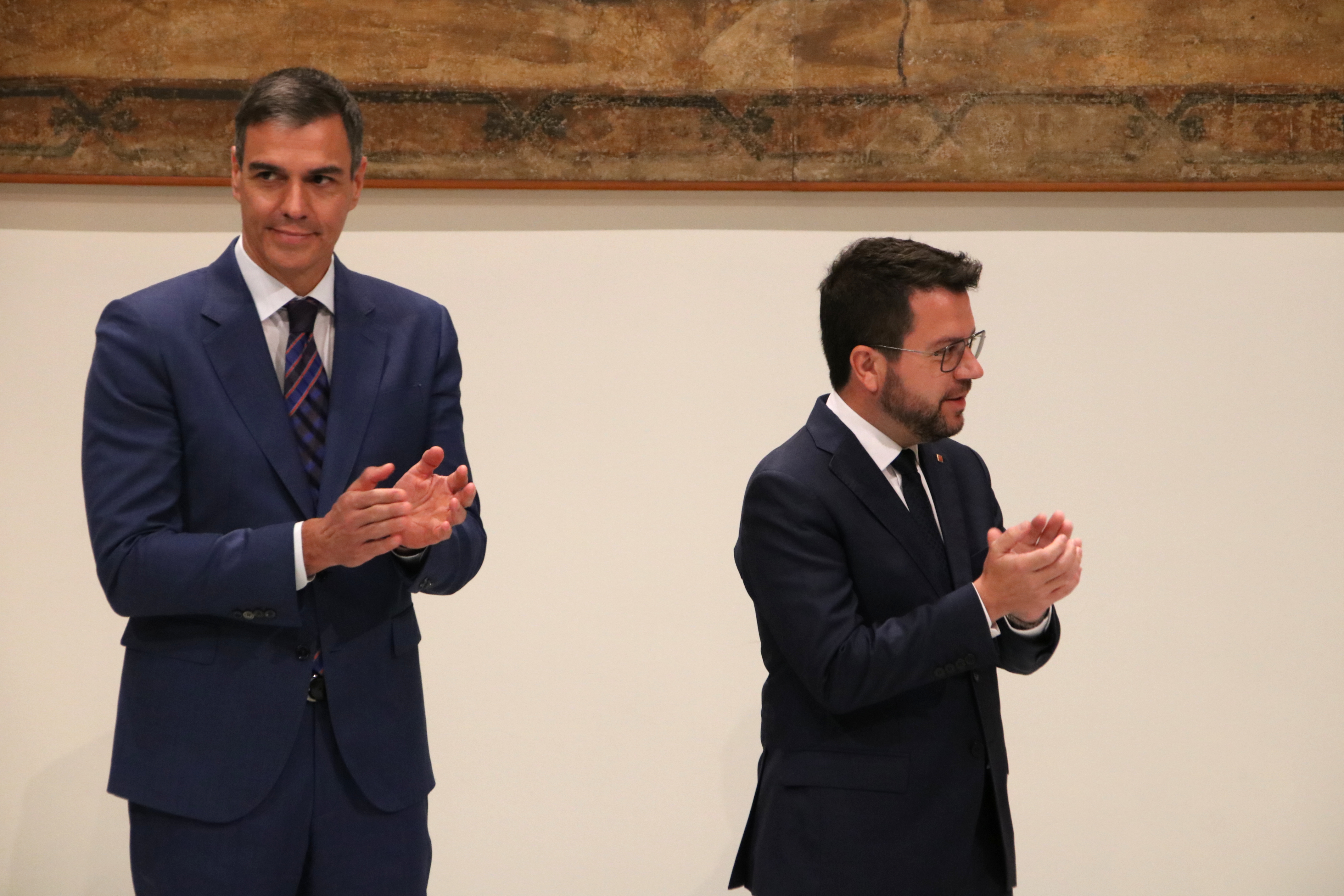 Pedro Sánchez and Pere Aragonès during the signing of the agreement