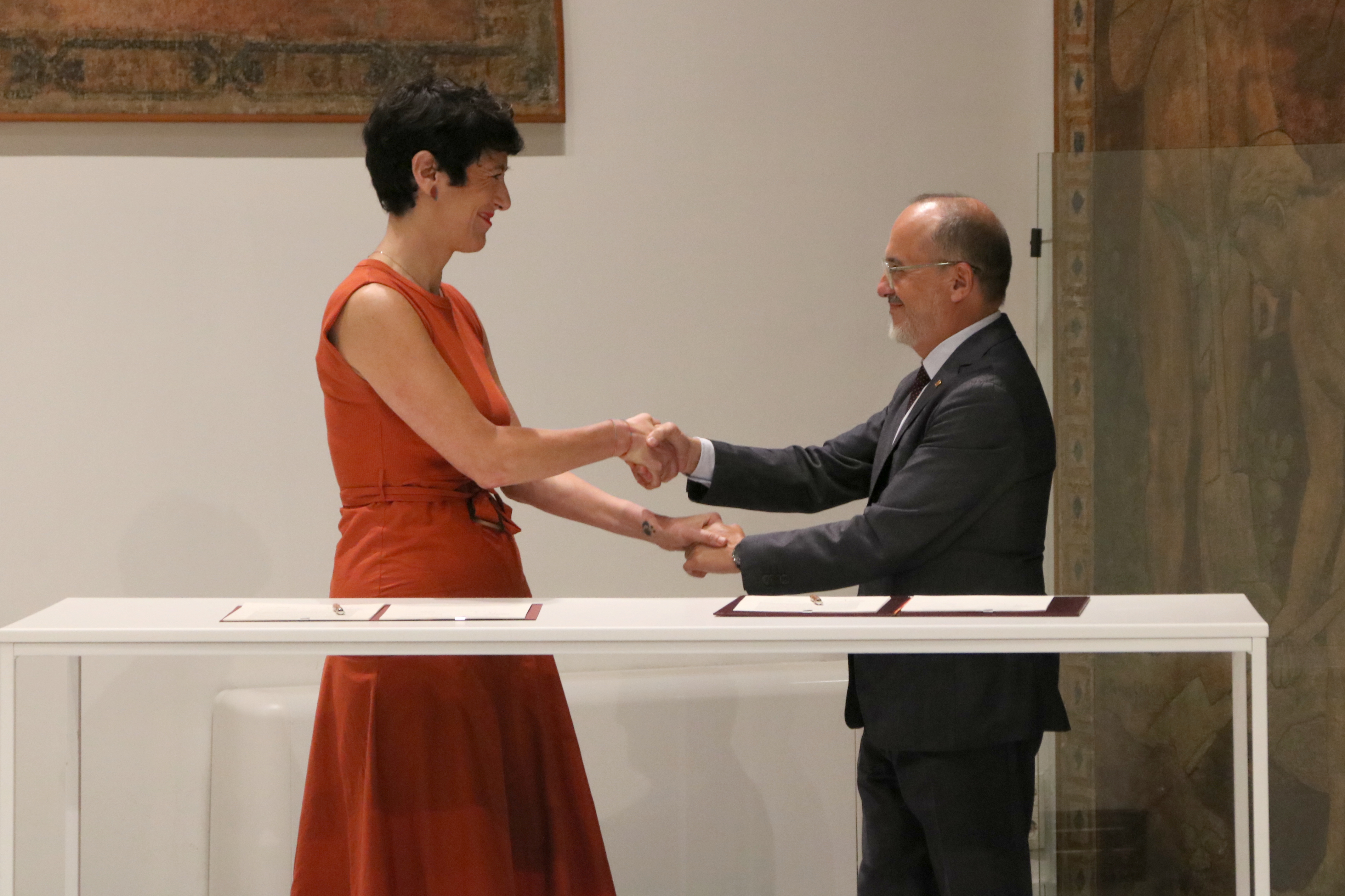 Spanish minister of inclusion, social security and migration, Elma Saiz, and the acting Catalan minister for social rights, Carles Campuzano, signing the deal.