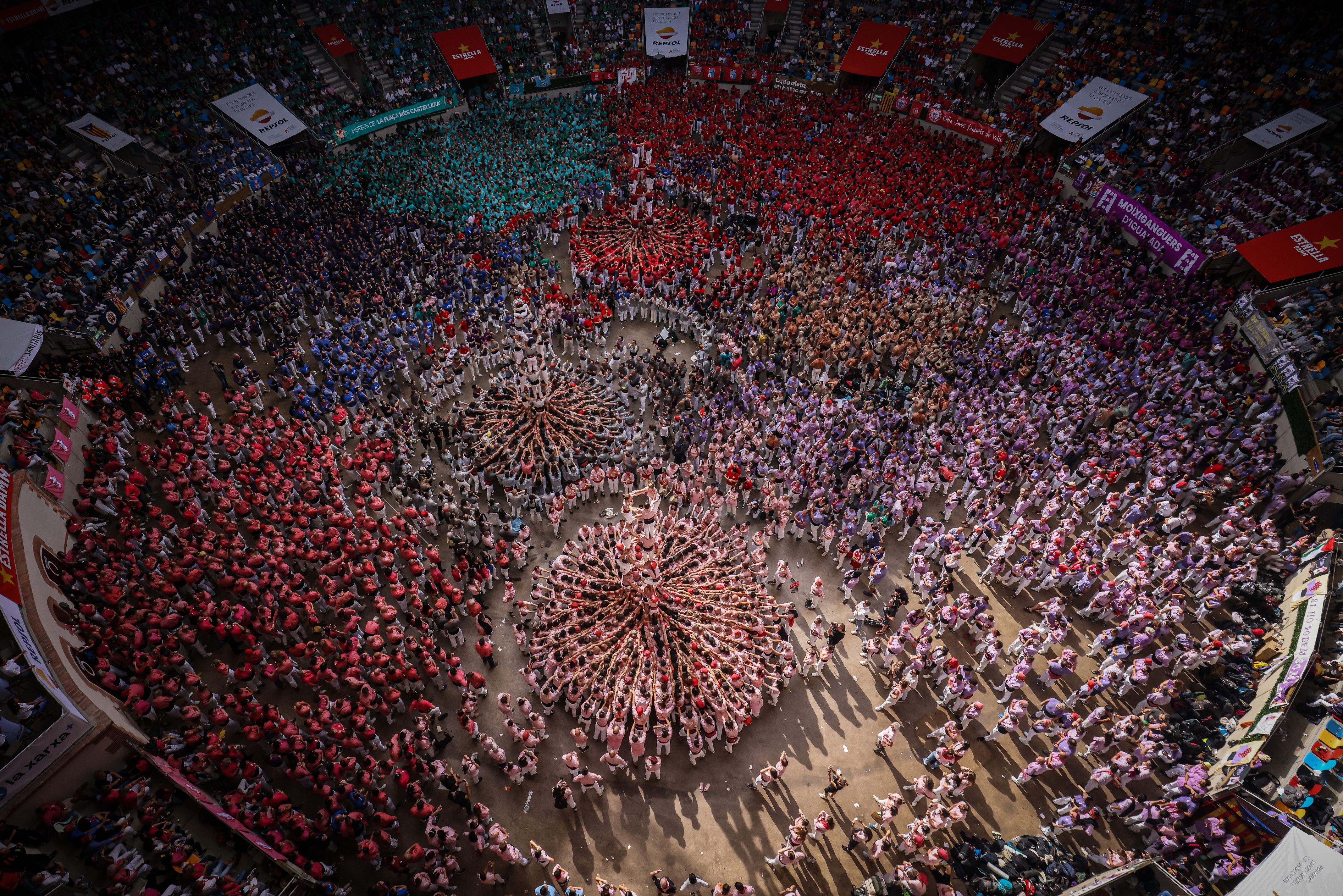 Several groups building human towers in the Tarragona contest