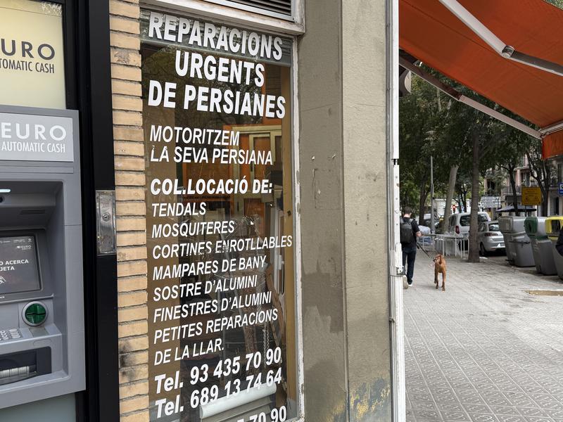 Signage for a blind repair business written in Catalan.