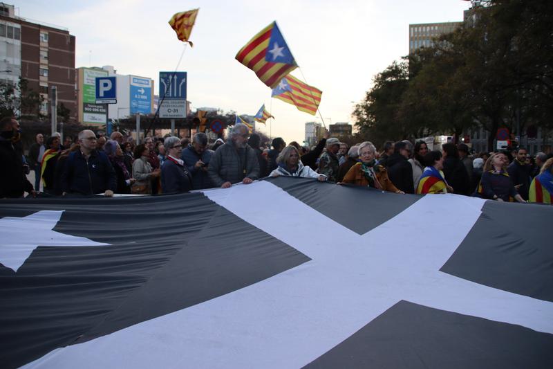 Dozens of pro-independence supporters gathered outside the courts where MEP Clara Ponsatí is detained, March 28, 2023