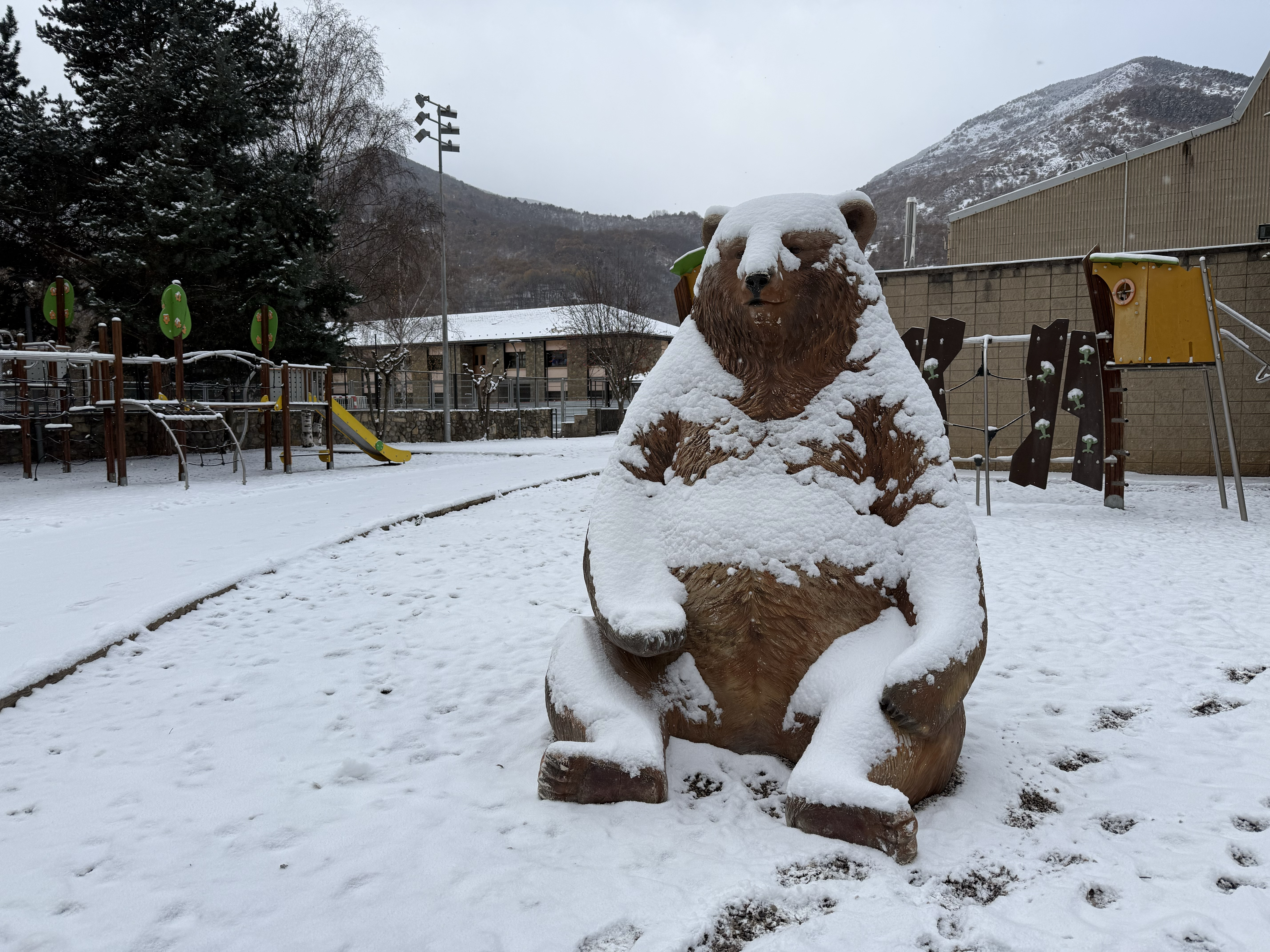 A statue of a bear covered in snow in Esterri d'Àneu
