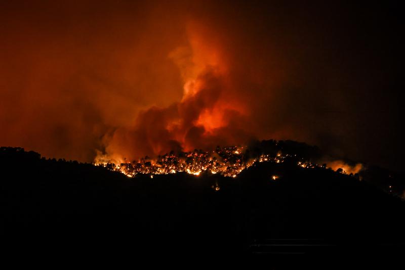 The wildfire in Paüls burns hundreds of hectares of the Ports Natural Park, photographed from Roquetes