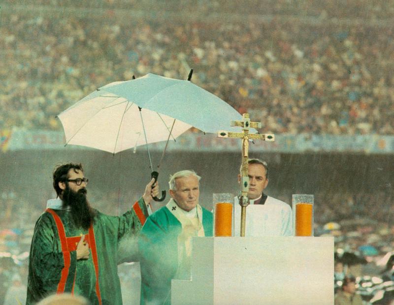 La Sagrada Família, el fil que uneix les anteriors visites d'un papa a Catalunya, els anys 1982 i 2010