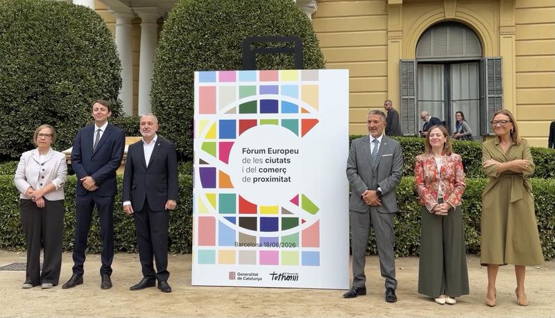 The group photo at the inauguration of the European Forum on Cities and Local Commerce.