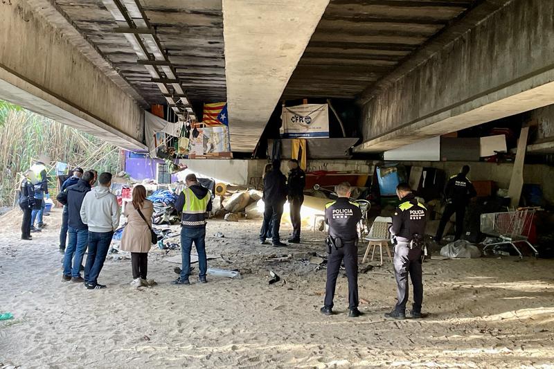 La Policia Local de Mataró desallotja un assentament sota el pont de la riera d'Argentona