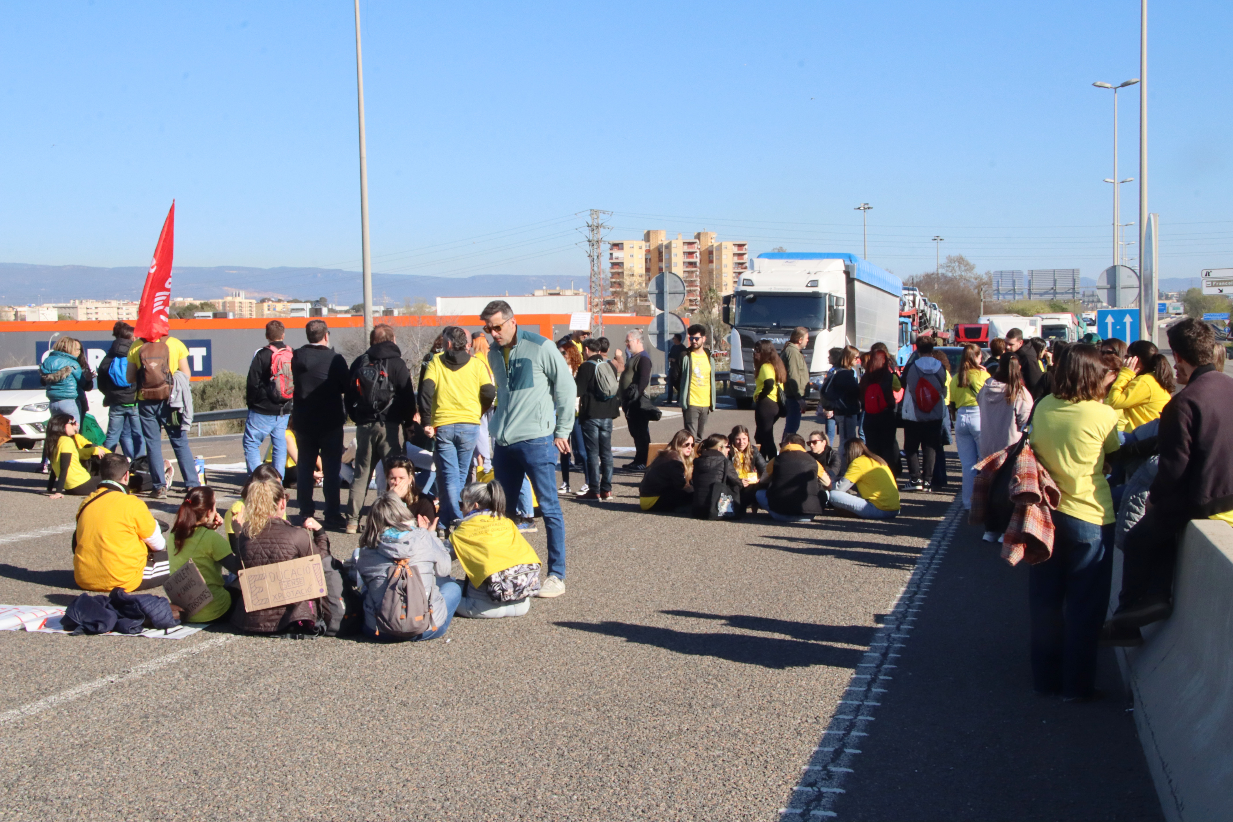Teachers block access to the Port of Tarragona from the A-27 on Tuesday morning