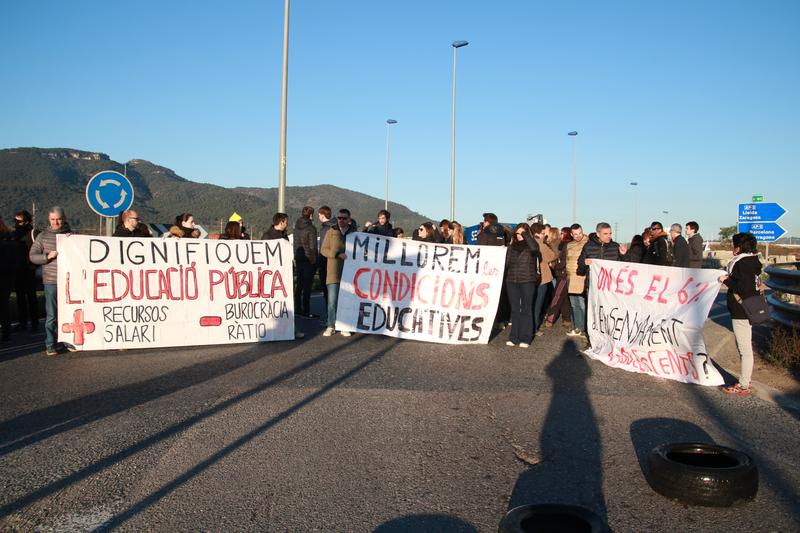 Teachers from Alt Camp and Conca de Barberà hold banners while blocking access to the AP-2 and N-240 near Montblanc
