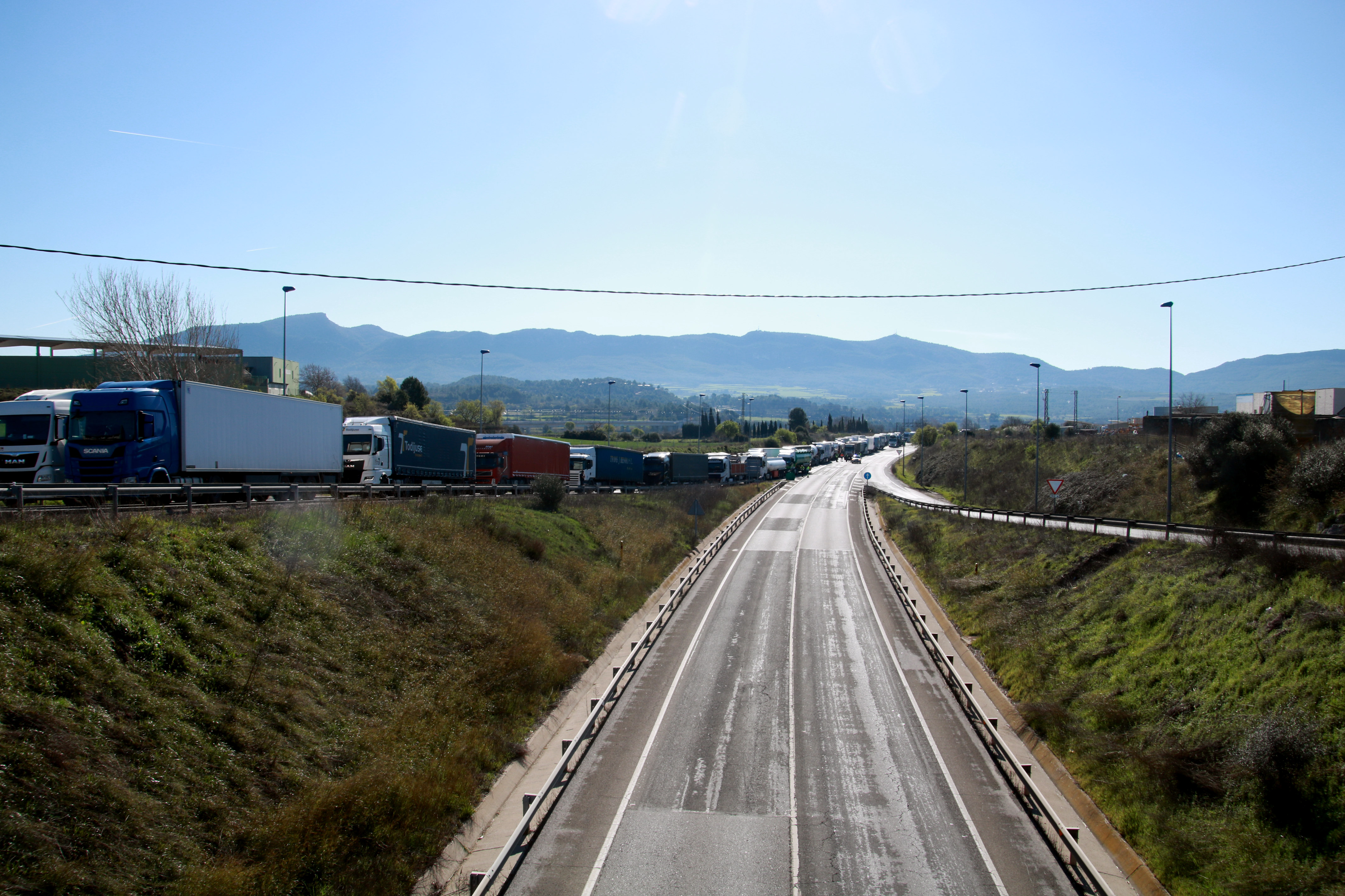 Traffic halted by teachers from Alt Camp and Conca de Barberà blocking the N-240 near Montblanc
