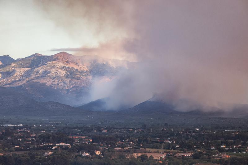 L'incendi de Paüls afecta unes 2.377 hectàrees i obliga a confinar més de 2.000 persones
