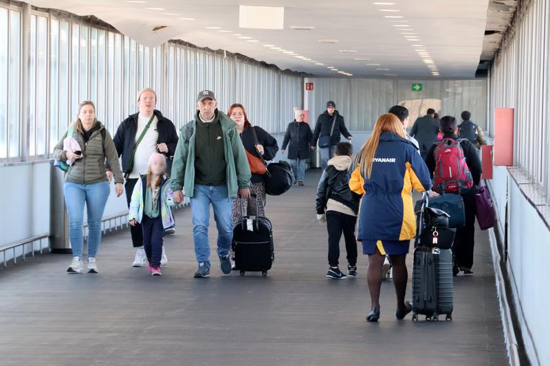 Passengers from El Prat airport in the tunnel that connects with the train and metro service