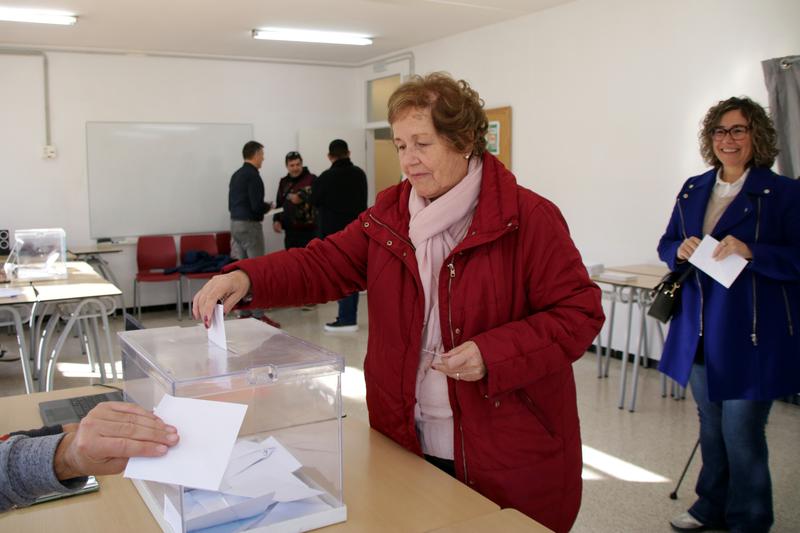 An elderly woman voting at the Sant Joan polling station