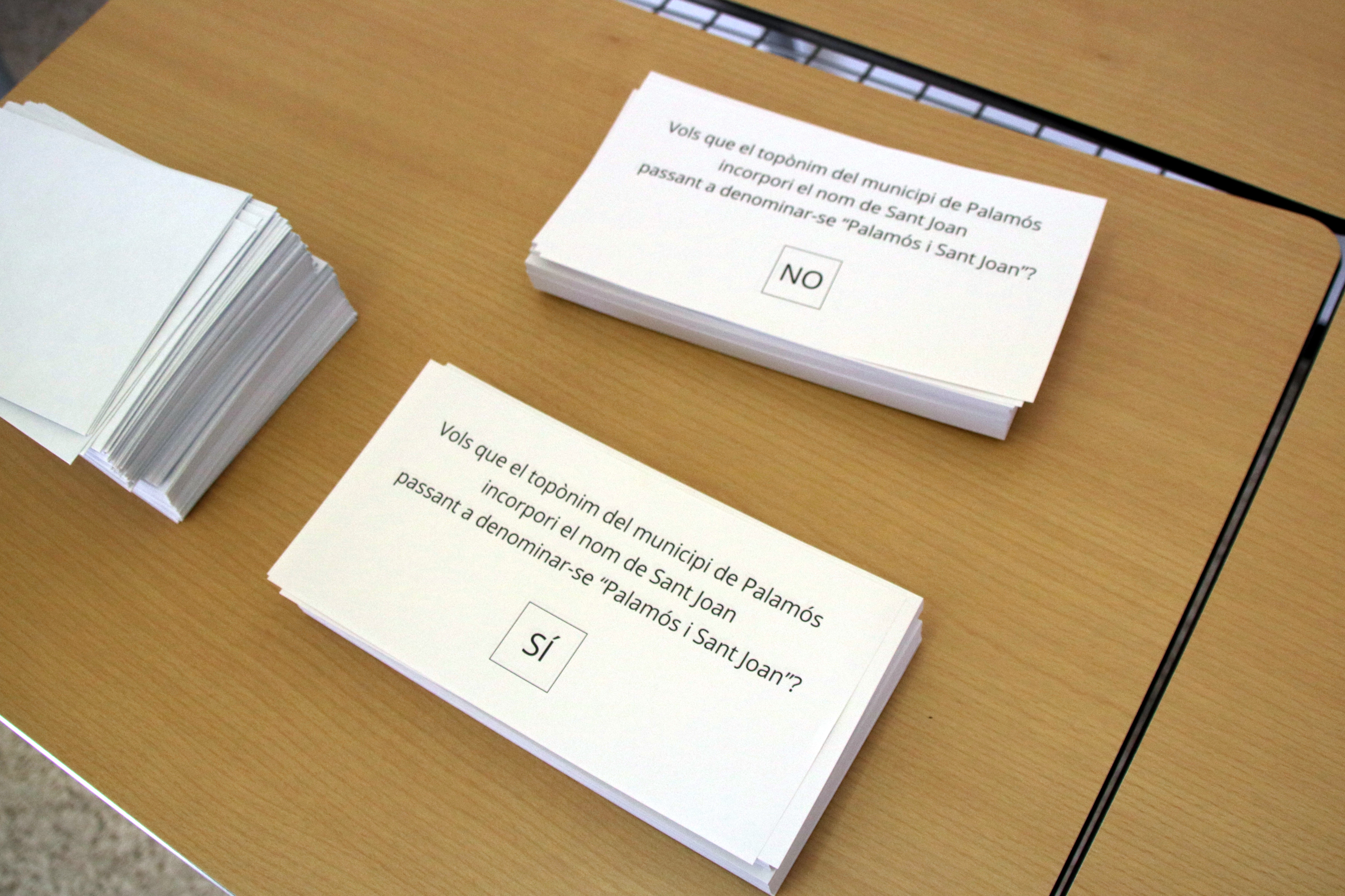 Ballots from the Palamós vote on changing the town's name to 'Palamós i Sant Joan'