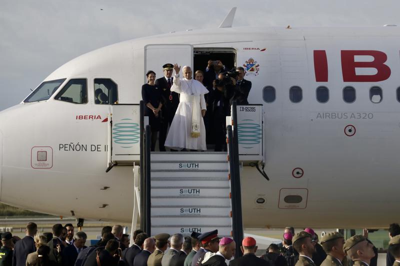 Pope Leo XIV bids farewell to Catalonia before departing for the Canary Islands