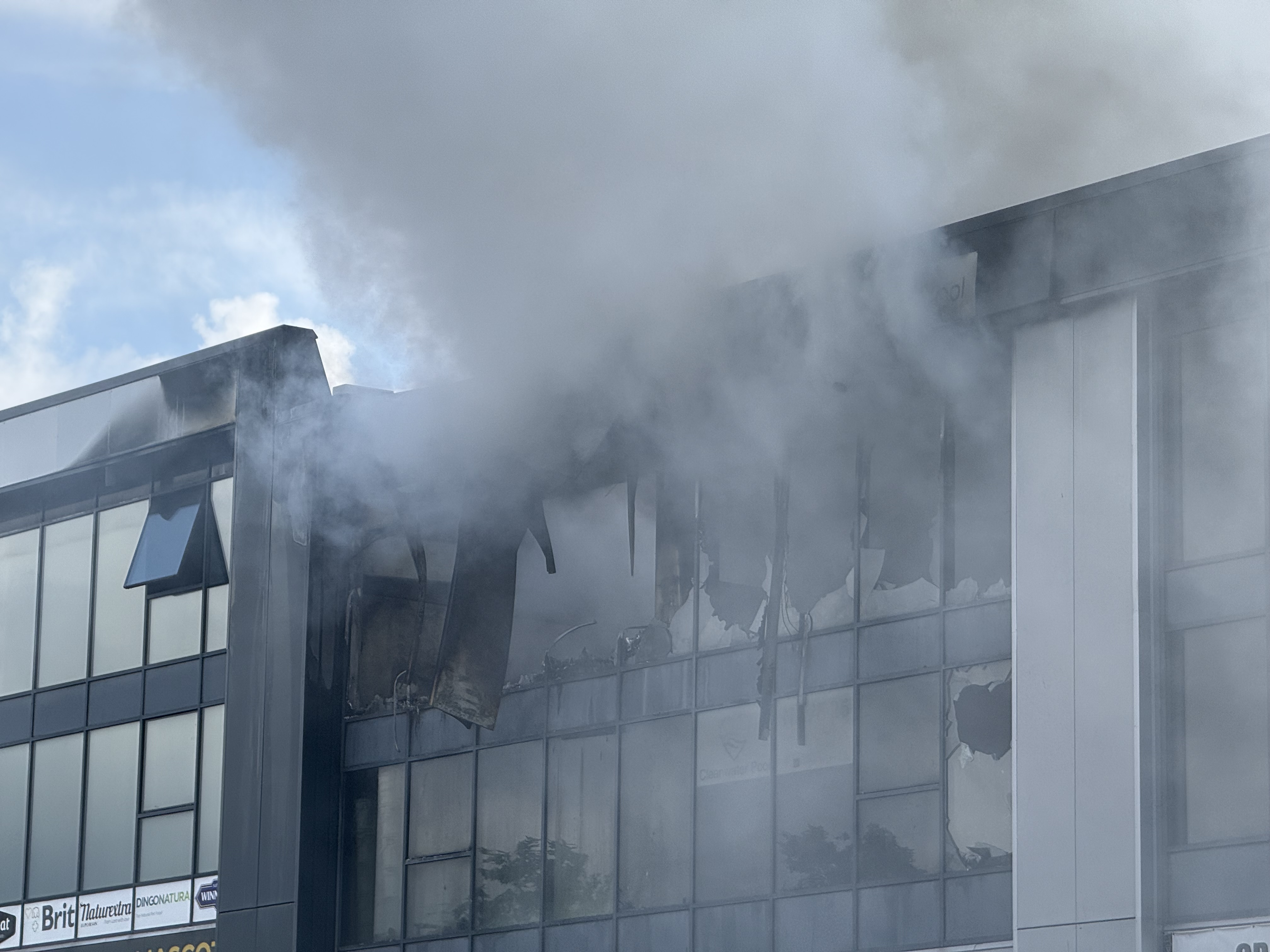 Smoke coming out of warehouse that stored pool cleaning products in Vilanova i la Geltrú