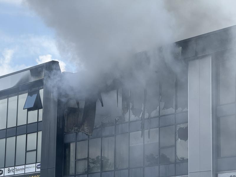 Smoke coming out of warehouse that stored pool cleaning products in Vilanova i la Geltrú