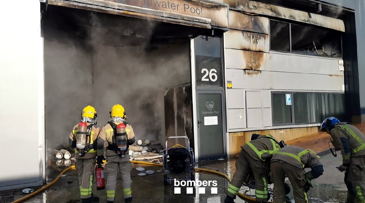 Els Bombers treballant en les tasques d'extinció de l'incendi a l'empresa Cleanwater Pool de Vilanova i la Geltrú