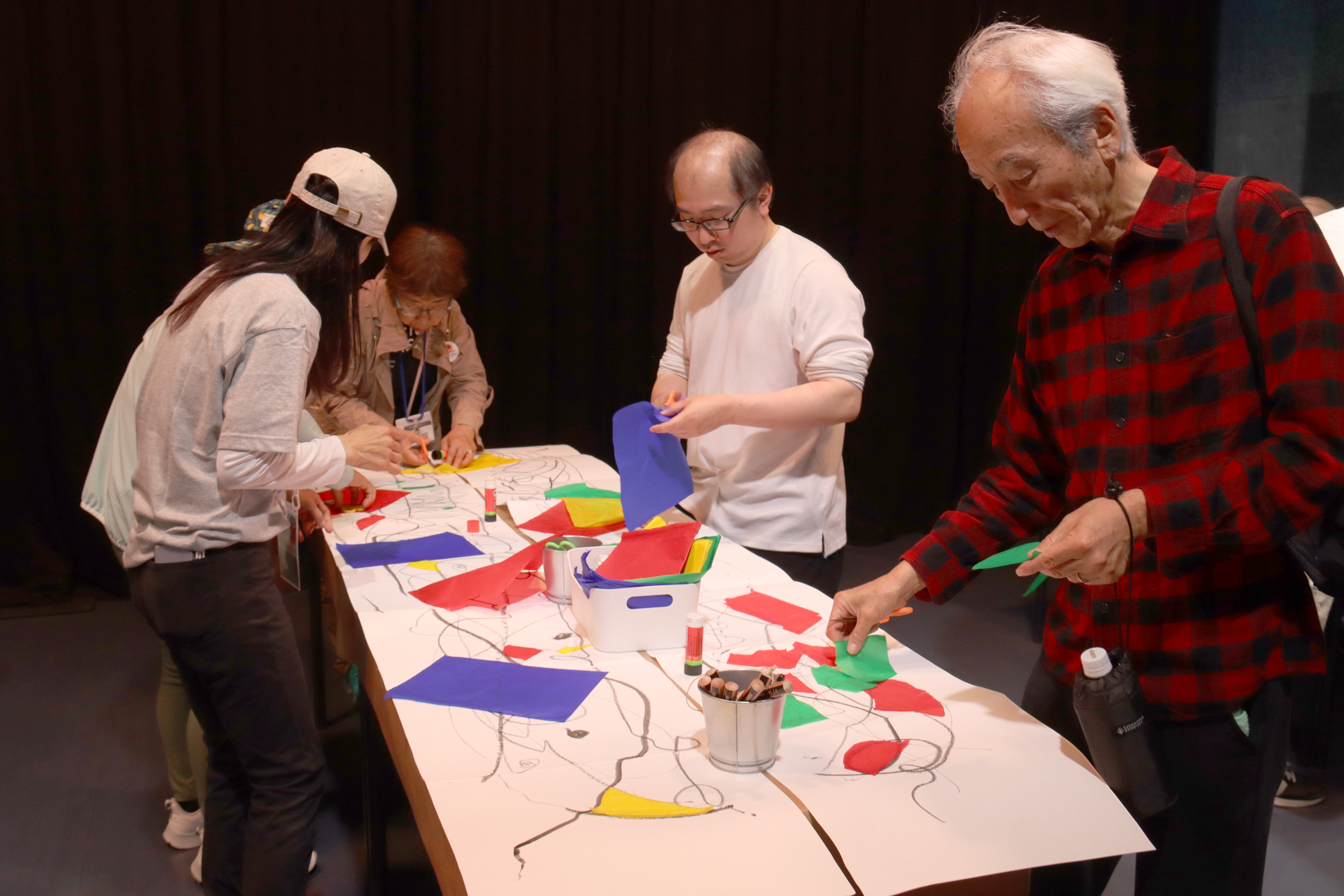Visitants a l'Exposició Universal d'Osaka participen en un taller artístic que recrea la tècnica de pintura de Joan Miró
