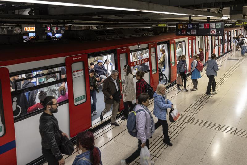 Passengers boarding and alighting a Barcelona metro train