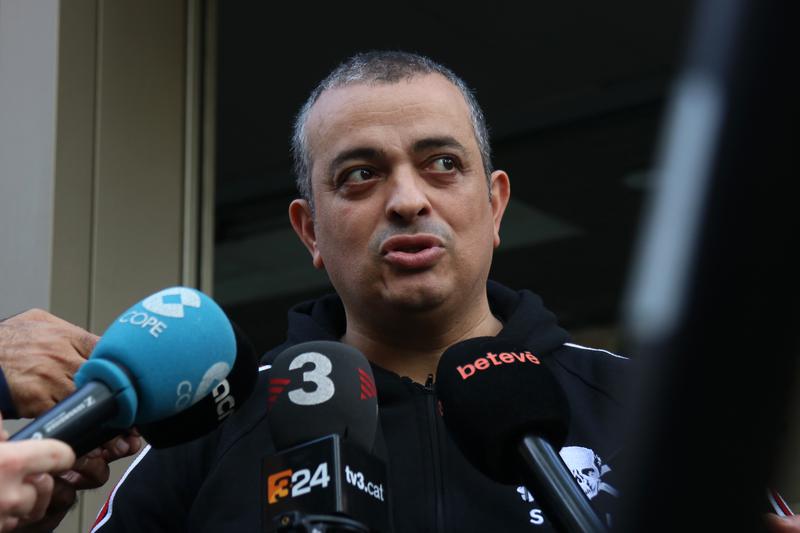 Èlite Taxi spokesperson Tito Álvarez speaking to the press in Barcelona on April 11, 2023