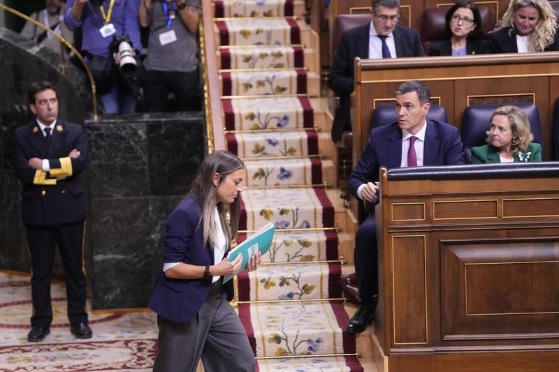 Junts Congress spokesperson Míriam Nogueras passes Spanish PM Pedro Sánchez during the debate on his reelection in November 2023