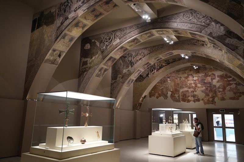 The Medieval Romanesque paintings from Sixena in the Catalan National Museum