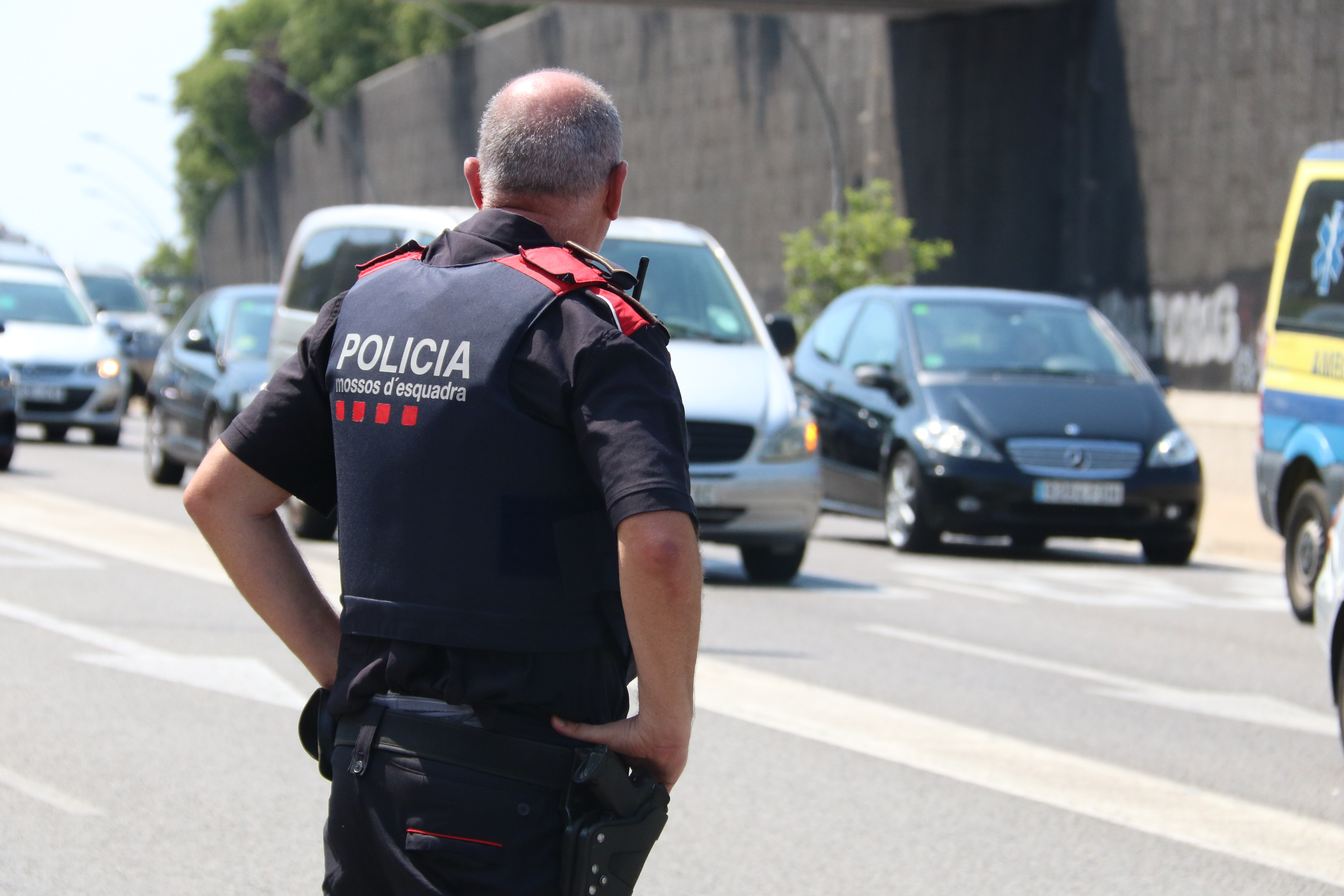 A Mossos d’Esquadra agent supervises the ‘Operació Gàbia’ deployment in Barcelona on August 8, 2024