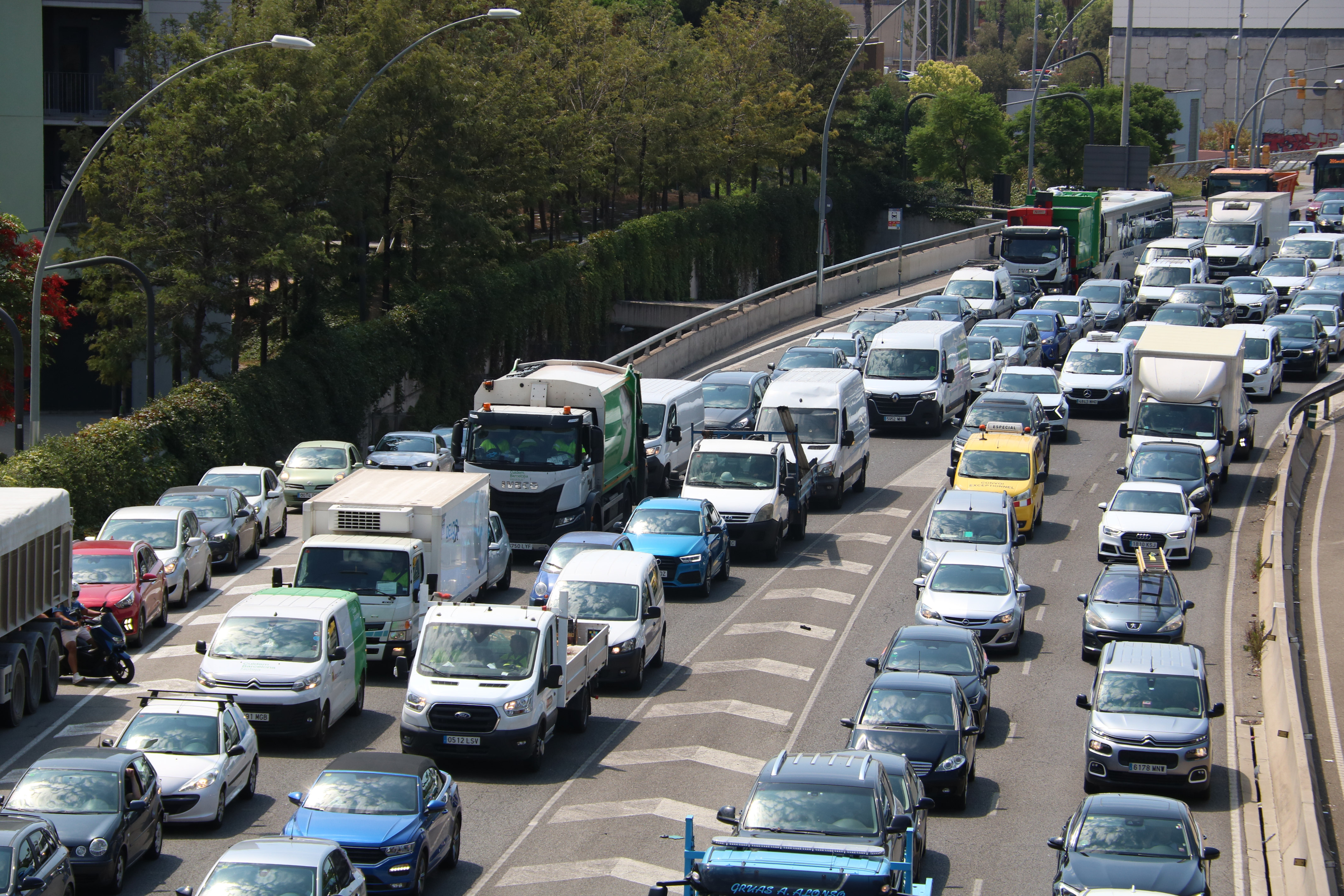 Traffic chaos as Catalan police Mossos d'Esquadra activate Operation Cage to find Carles Puigdemont.