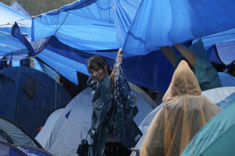 Els acampats per l'habitatge a Barcelona decideixen mantenir la protesta tot i l'alerta de pluges torrencials