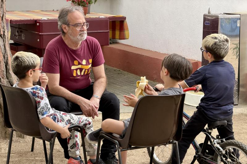 Salvador Figuerola, director of the Ateneu Sant Roc Foundation in Badalona, with a group of children