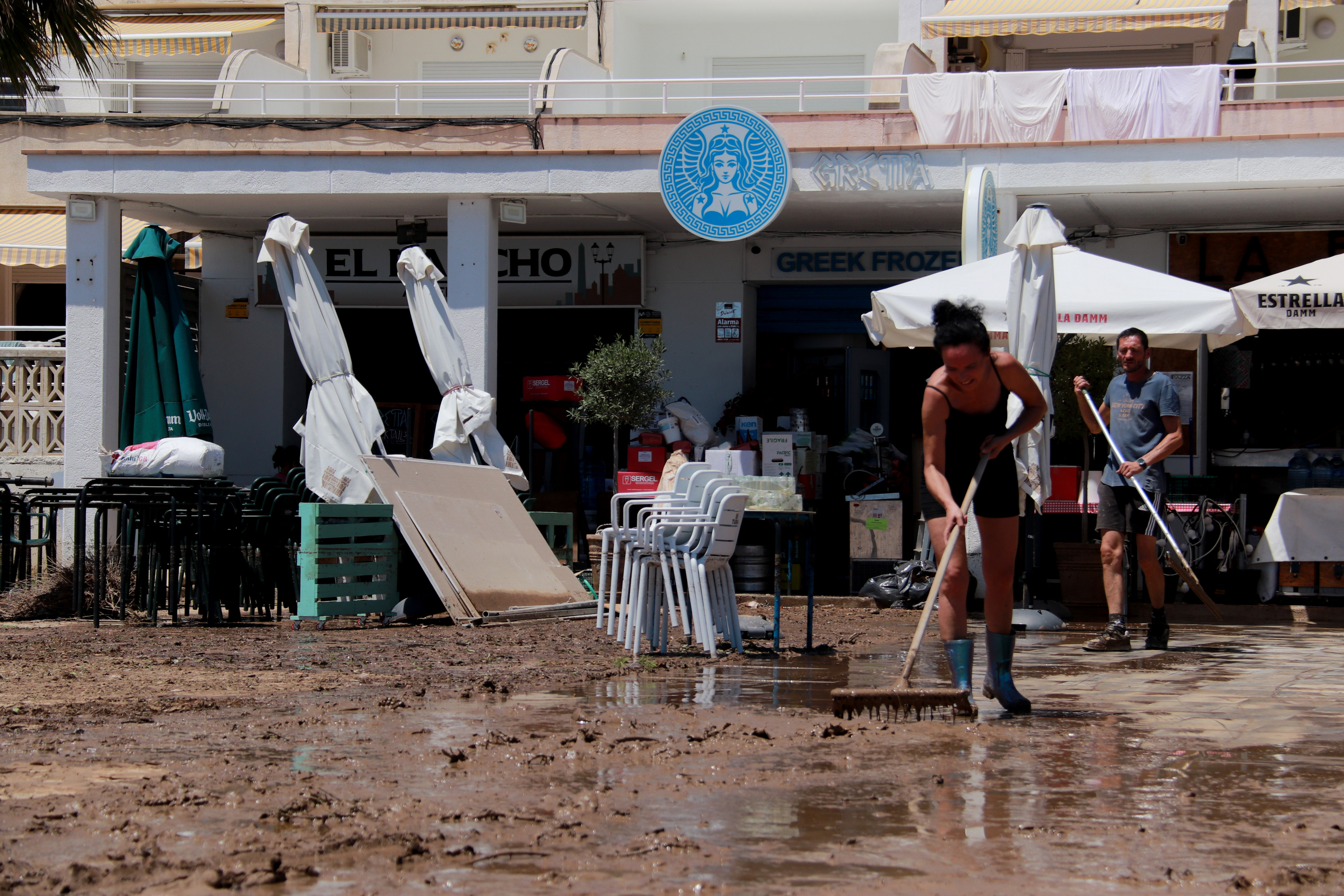 Cubelles restaurants clean up the damage caused by the heavy rains