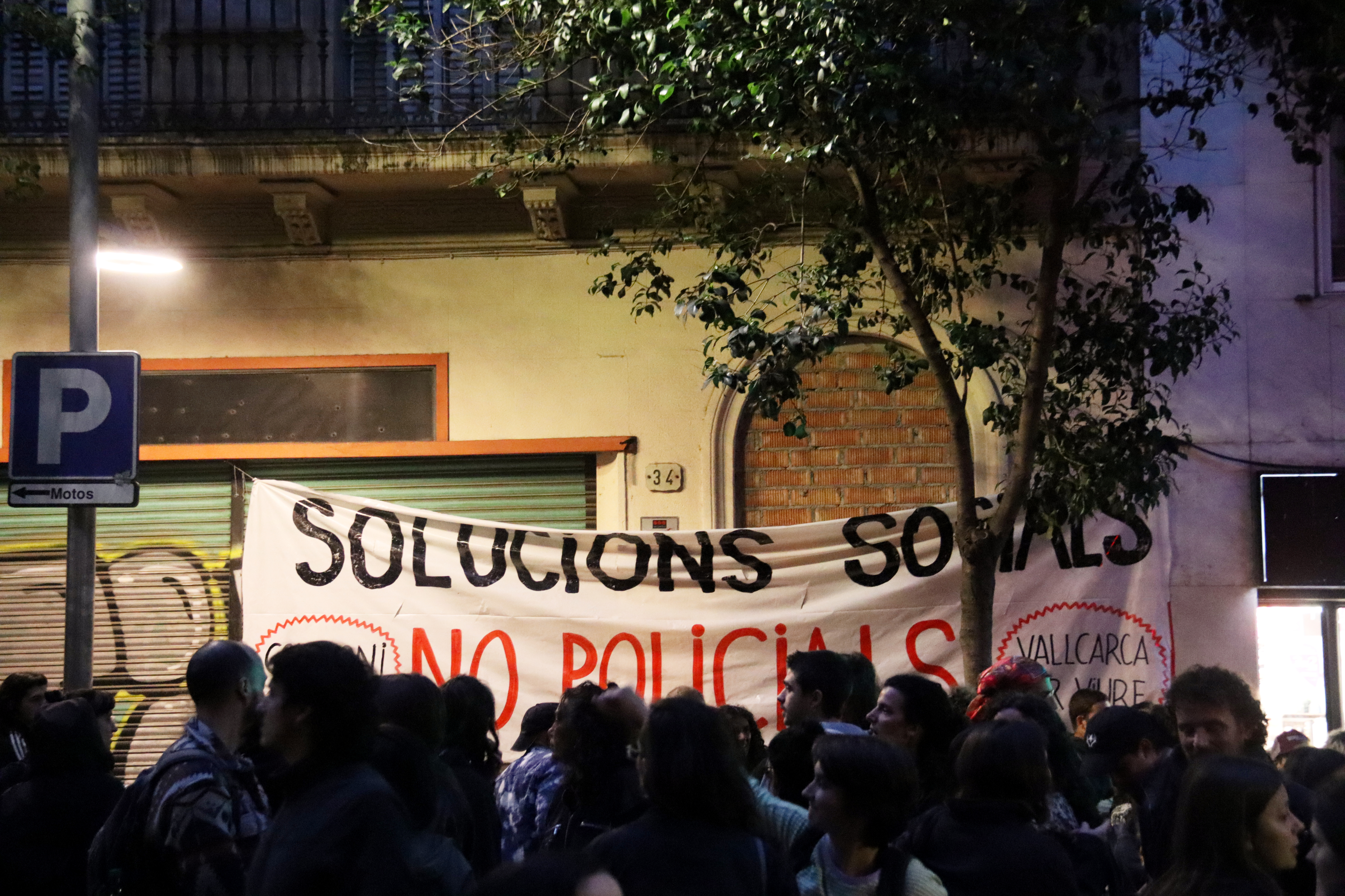 Una pancarta reivindicativa davant d'un bloc buit ocupat per manifestants contra el desallotjament de barraques a Vallcarca
