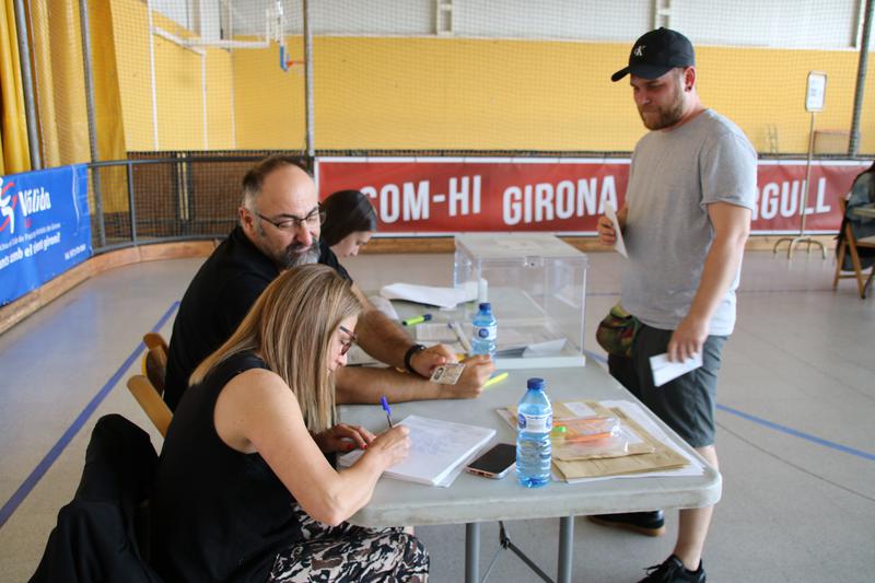 A man votes in the 2023 local elections in Girona