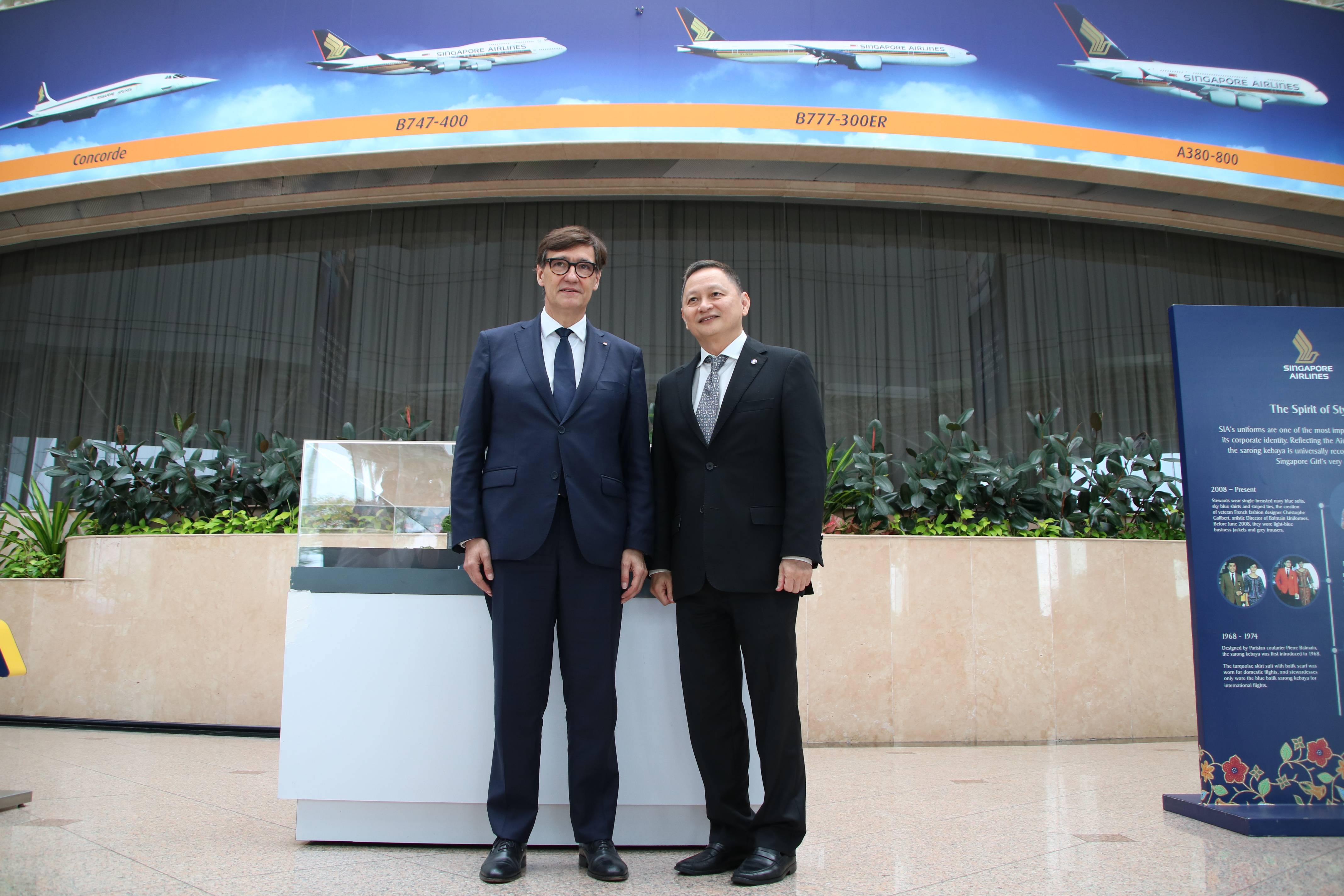 The President of Catalonia, Salvador Illa, with the CEO of Singapore Airlines, Goh Choon Phong