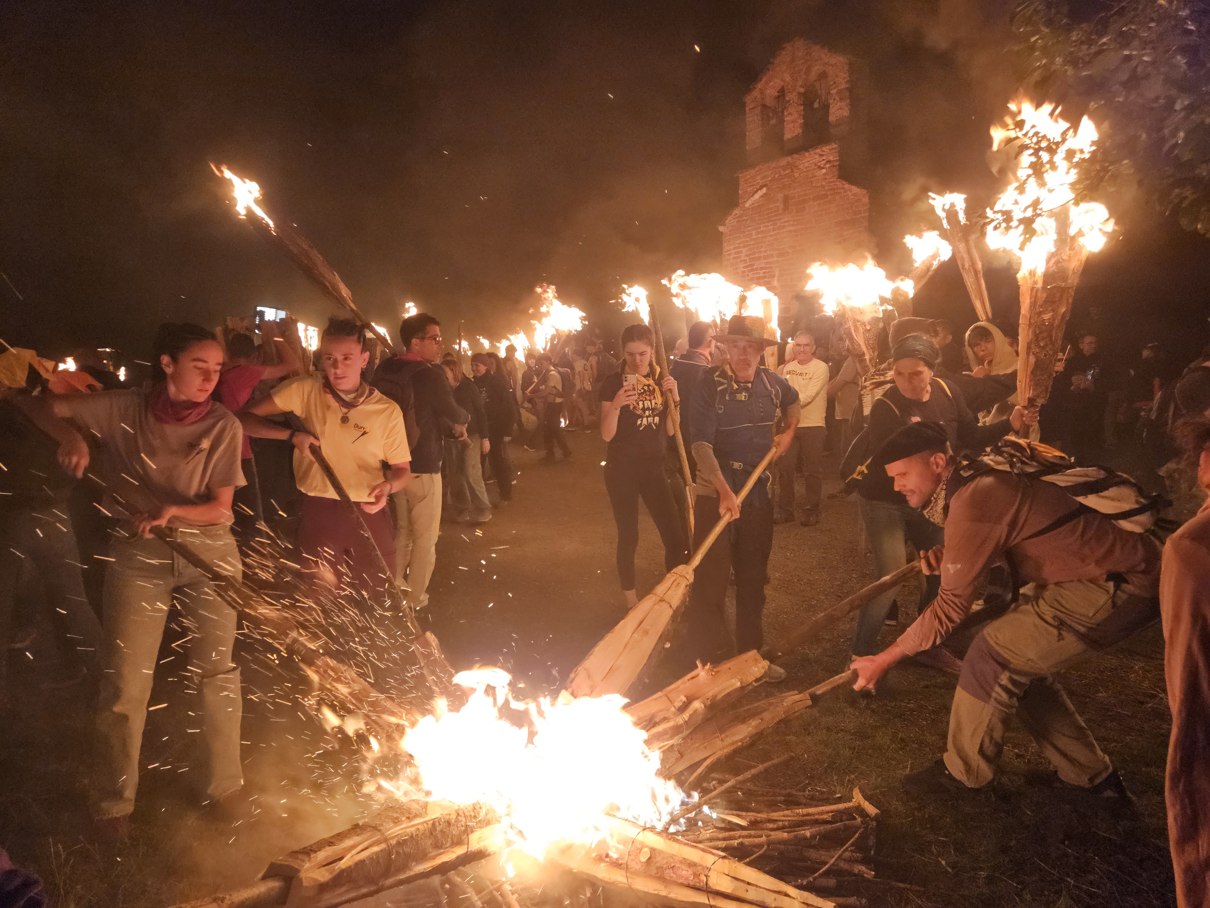 Fallaires lighting the fallas at the bonfire in Sant Quirc.
