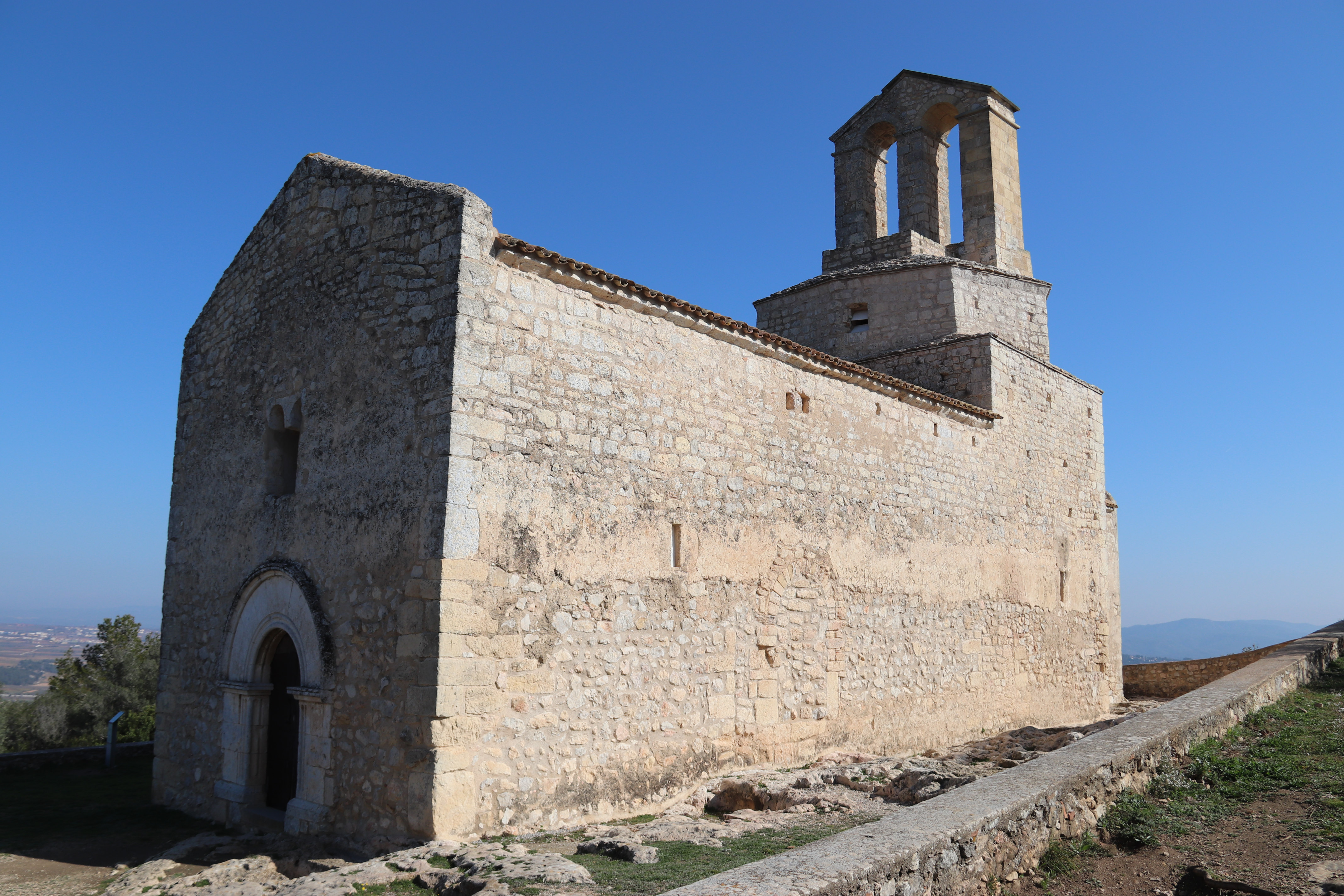 Església de Sant Miquel d'Olèrdola, ubicada dins el conjunt monumental medieval