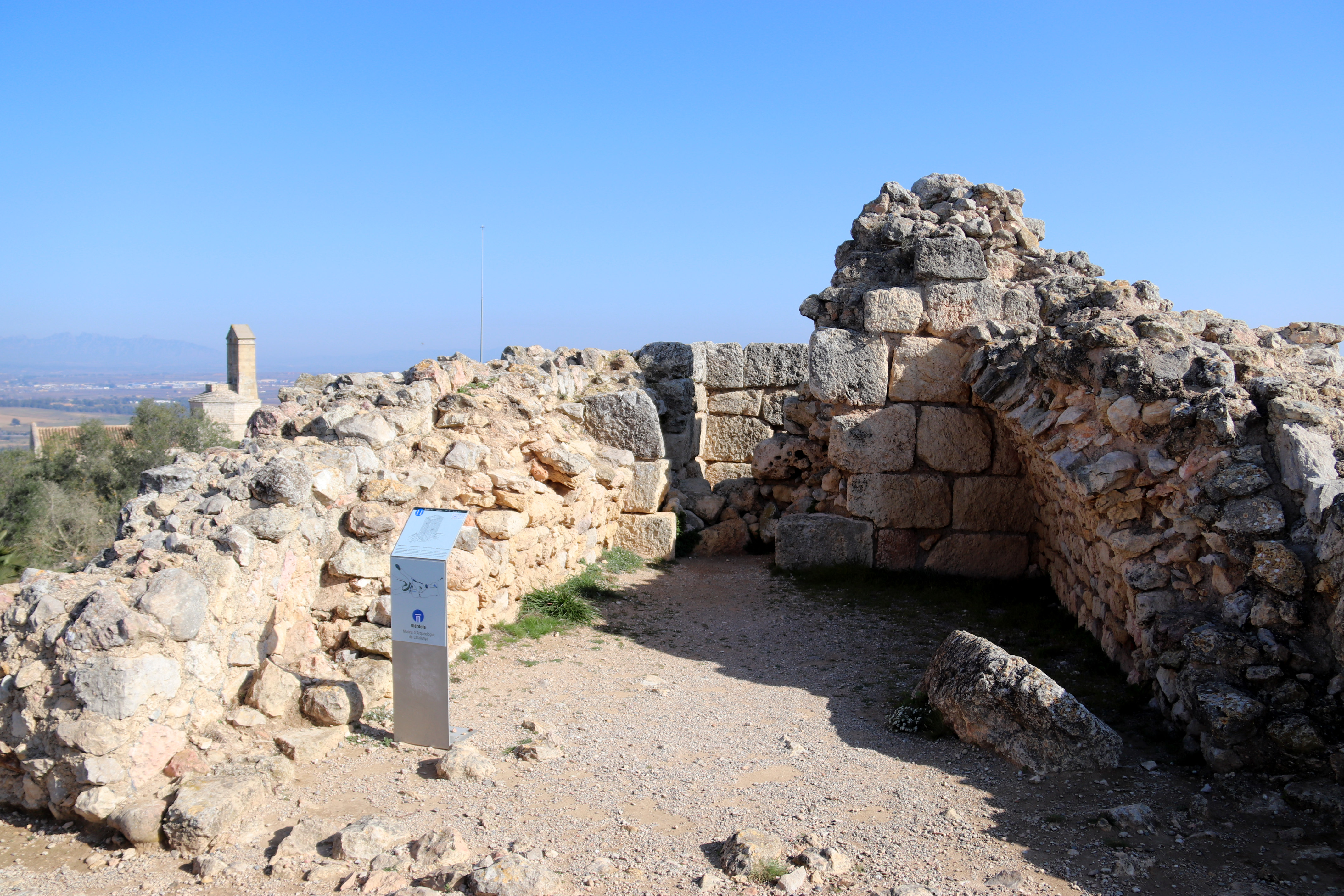 Restes del castell d'Olèrdola abans de la intervenció