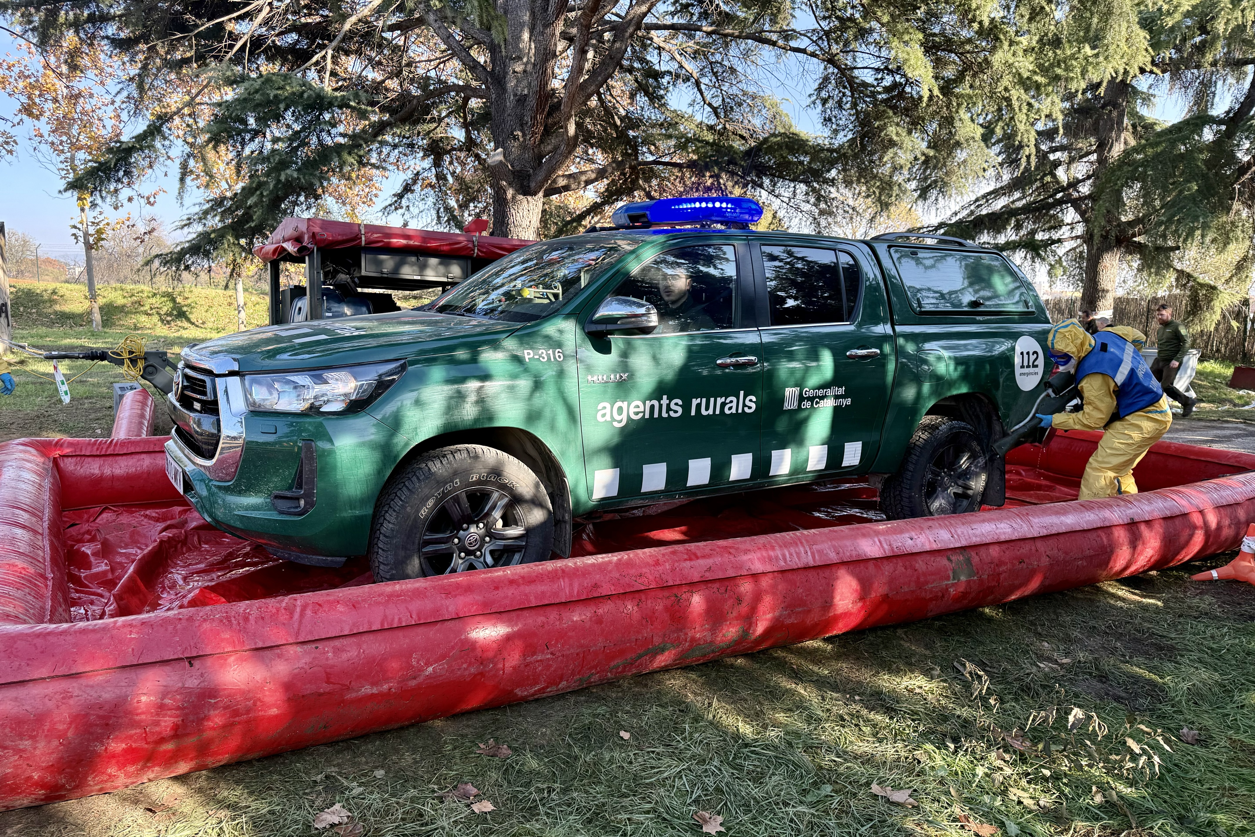 UME personnel disinfect a Rural Agents vehicle in Torreferrussa