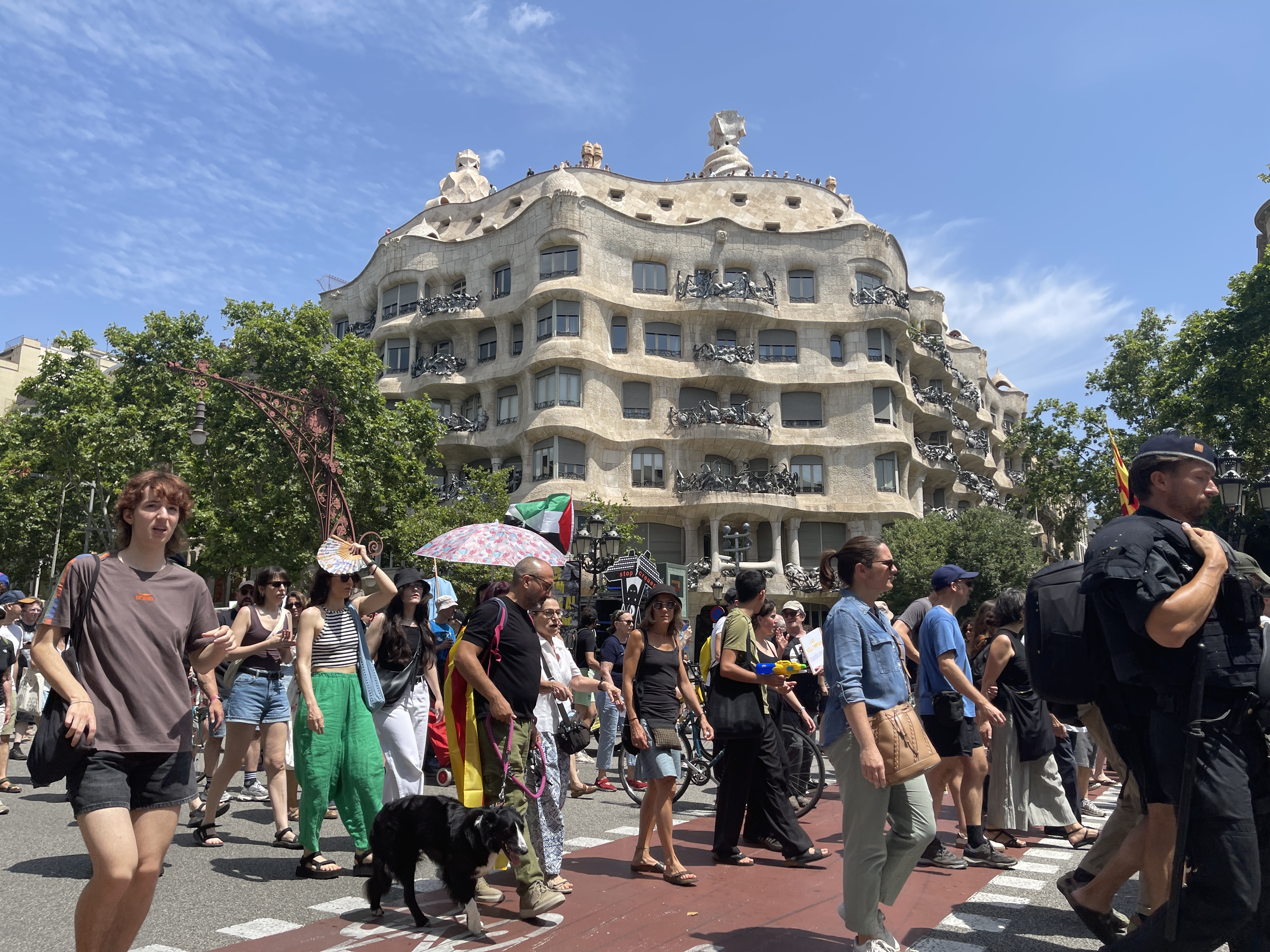 The rally passes Gaudí's La Pedrera/Casa Milà