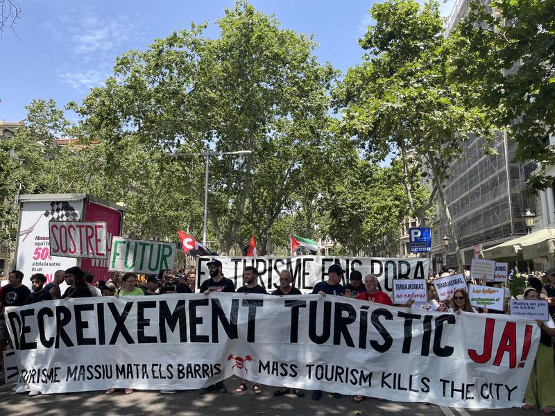 Anti-tourism protest in Barcelona: 'Tourism degrowth now'