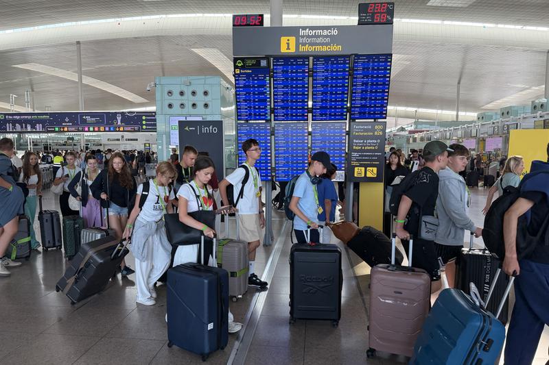 Travelers with luggage at T1 of El Prat airport
