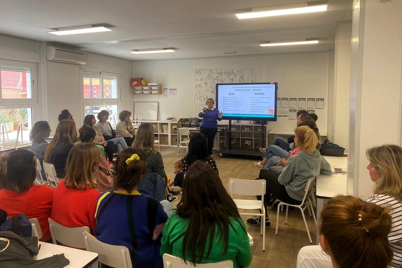 Katy Pallàs and many teachers during an LGBTQ+ training for teachers