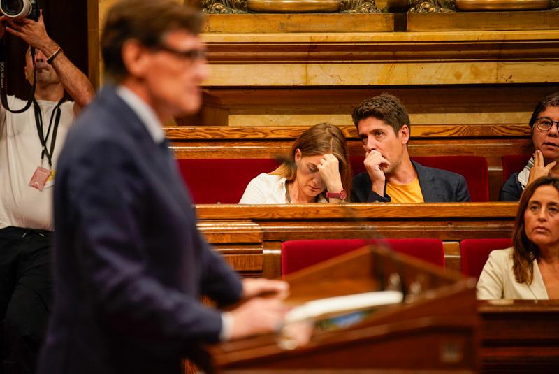 Left-wing spokesperson Jéssica Albiach speaks with party MP David Cid during a speech by Catalan president Salvador Illa at the Catalan parliament on October 8, 2025